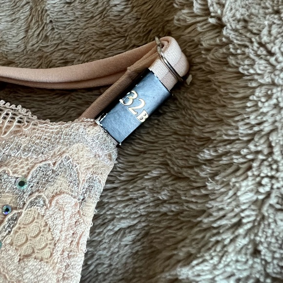 Victoria’s Secret very sexy bra - Picture 2 of 8